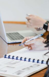 Estudiantes en MaySpeak Academy, Murcia, practicando inglés para exámenes Cambridge de todos los niveles (A2, B1, B2, C1, C2) en un aula moderna y dinámica.