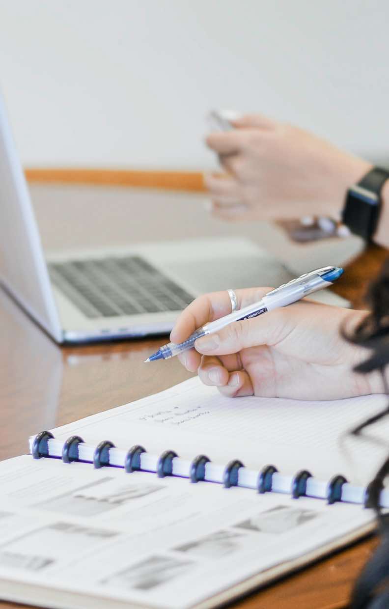 Estudiantes en MaySpeak Academy, Murcia, practicando inglés para exámenes Cambridge de todos los niveles (A2, B1, B2, C1, C2) en un aula moderna y dinámica.