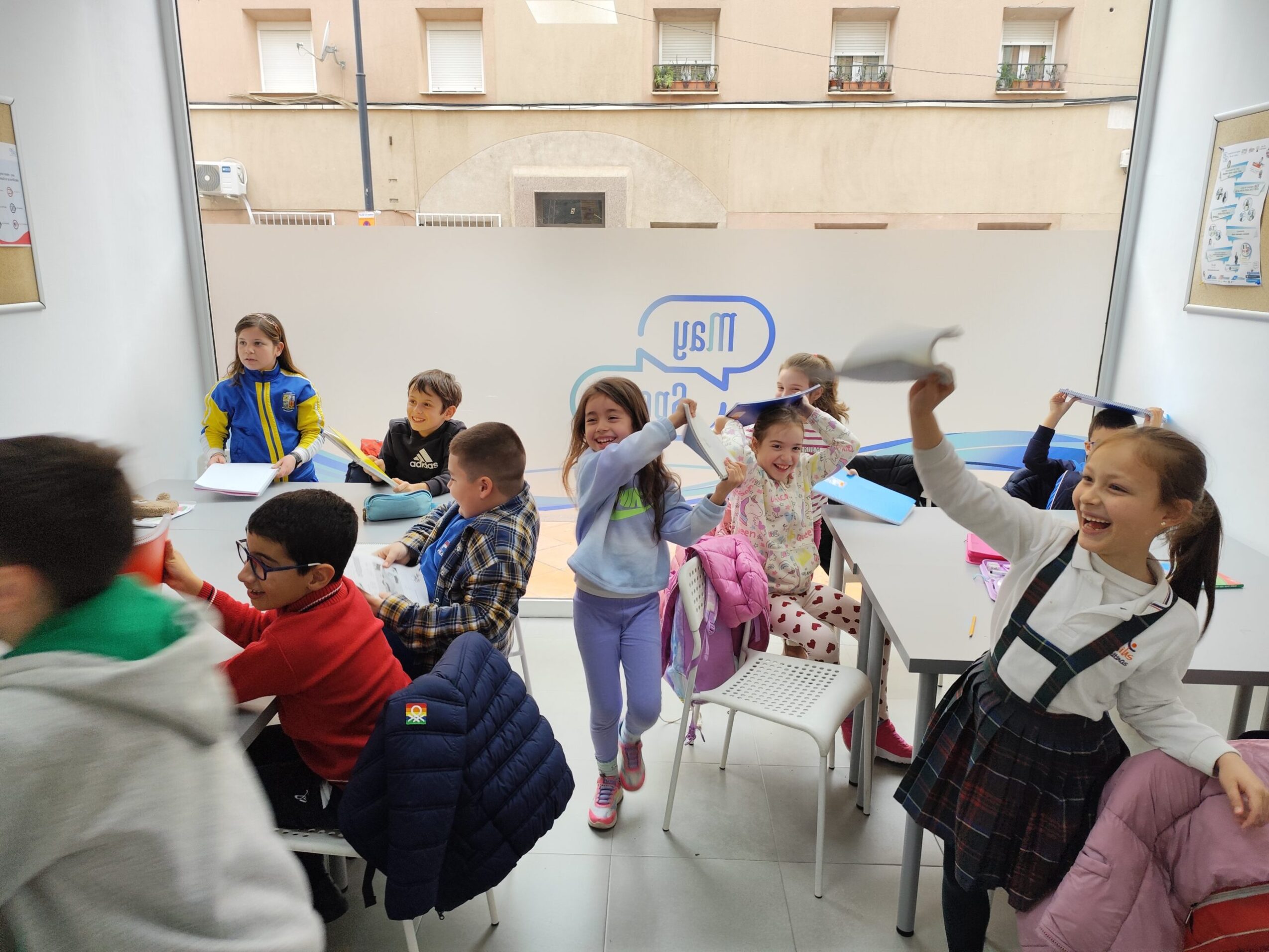 Estudiantes y profesores de Mayspeak disfrutando de la fiesta de fin de curso con música, decoraciones y actividades en inglés al aire libre.