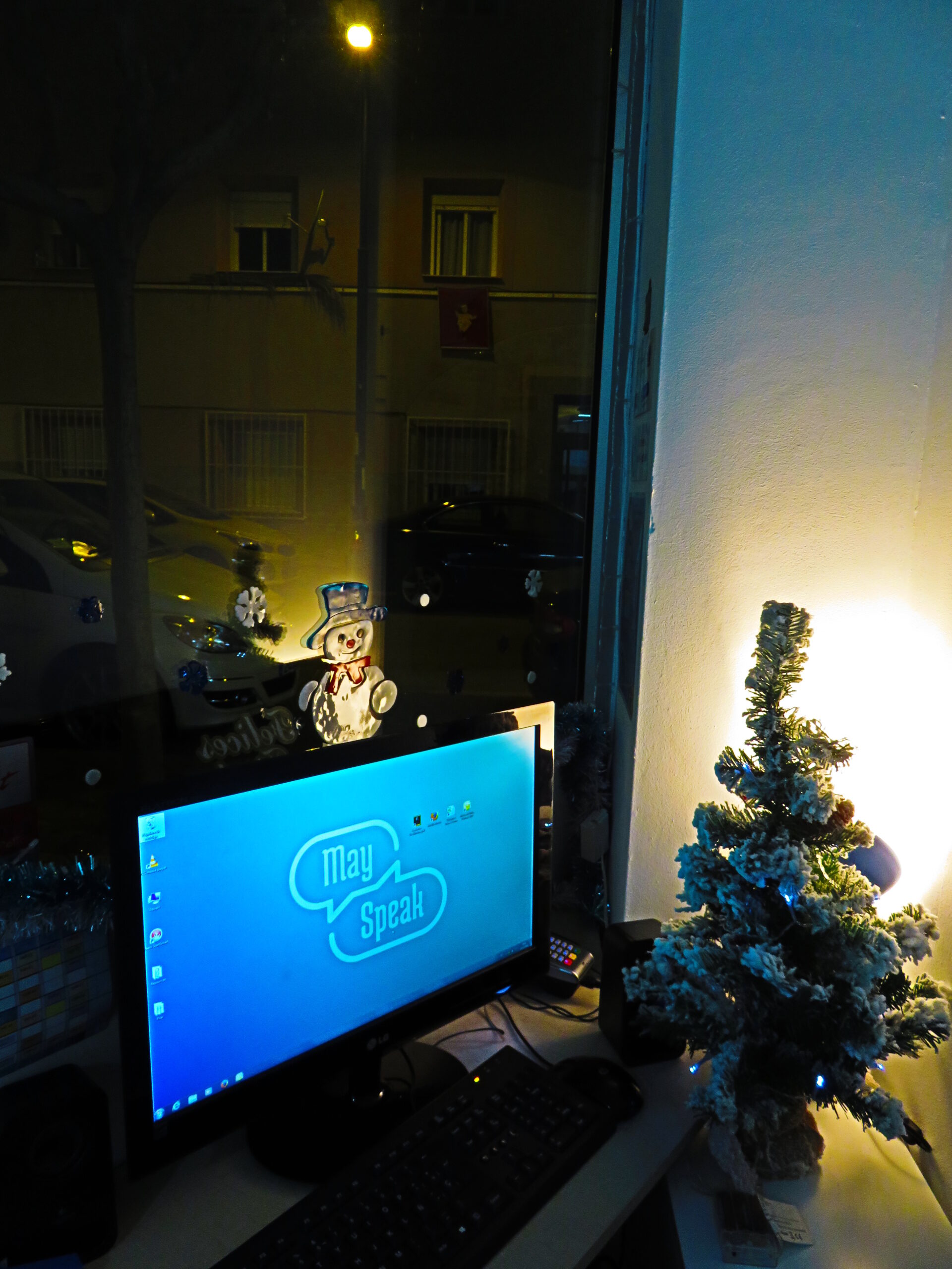 Fachada decorada de la academia Mayspeak - Tu academia de inglés en Murcia con luces y adornos navideños, ambiente festivo y acogedor.