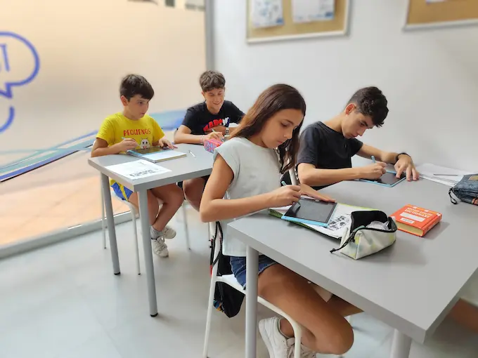 Jóvenes aprendiendo inglés en Mayspeak - Academia de Inglés en Murcia